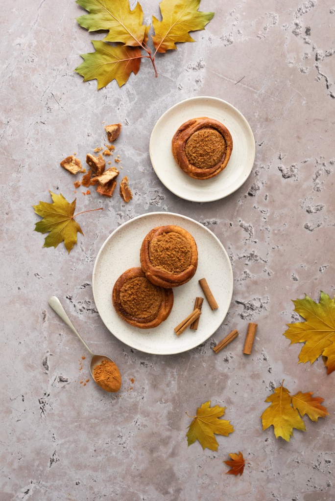 Cinnamon roll with speculoos and caramel